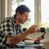 Dumskroling – Da li ste zavisni od čitanja loših vesti?